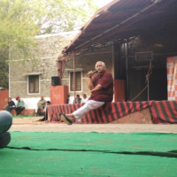 The legendary Bunker Roy giving a talk at Barefoot College , Tilonia